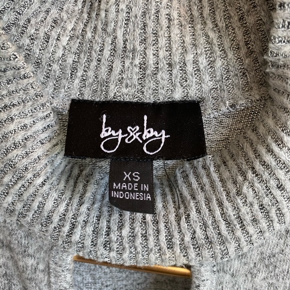 By & by Grey Sweater with open shoulders (size XS) - Picture 2 of 2